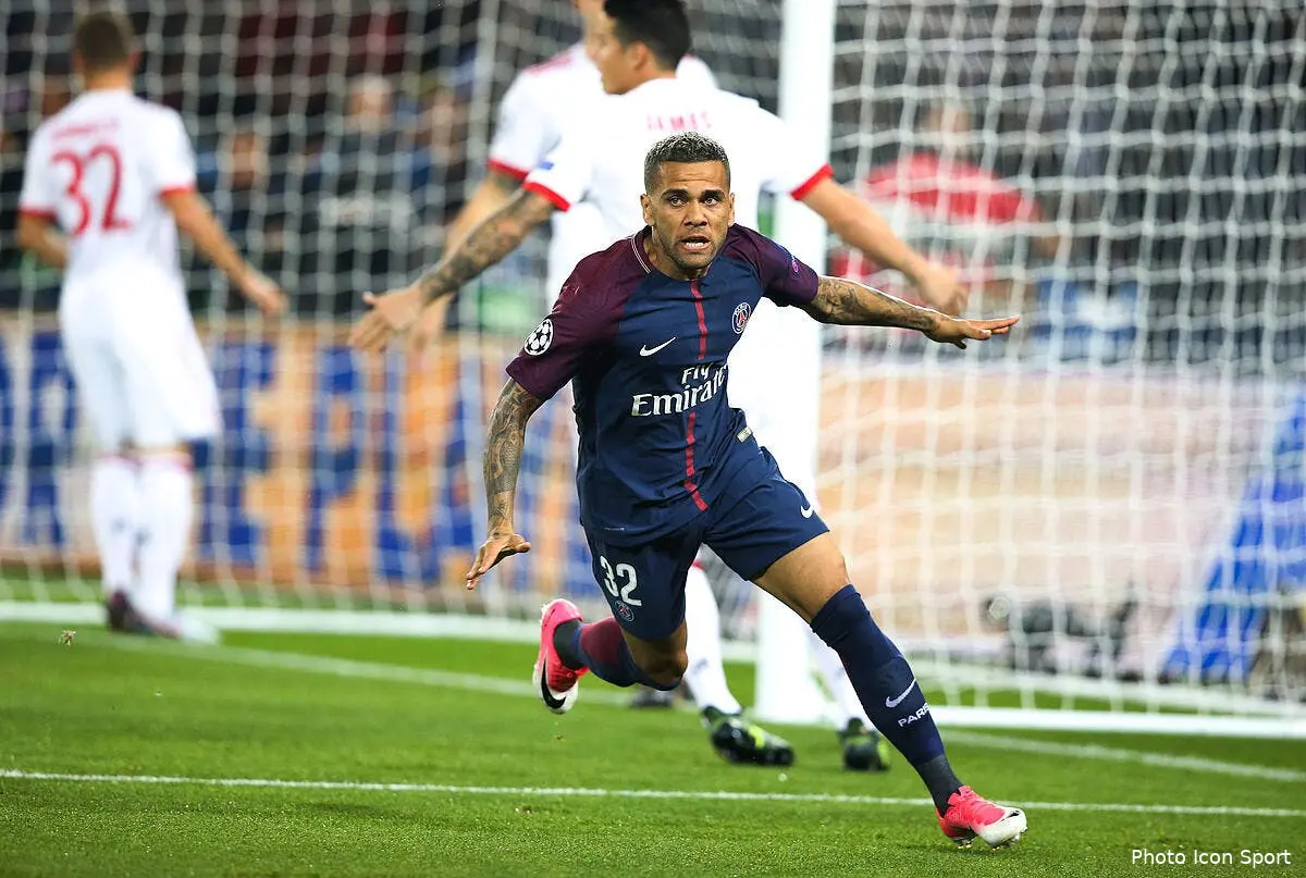 psg gagner une troisieme c1 a paris dani alves en reve icon fir 270917 01 10200489