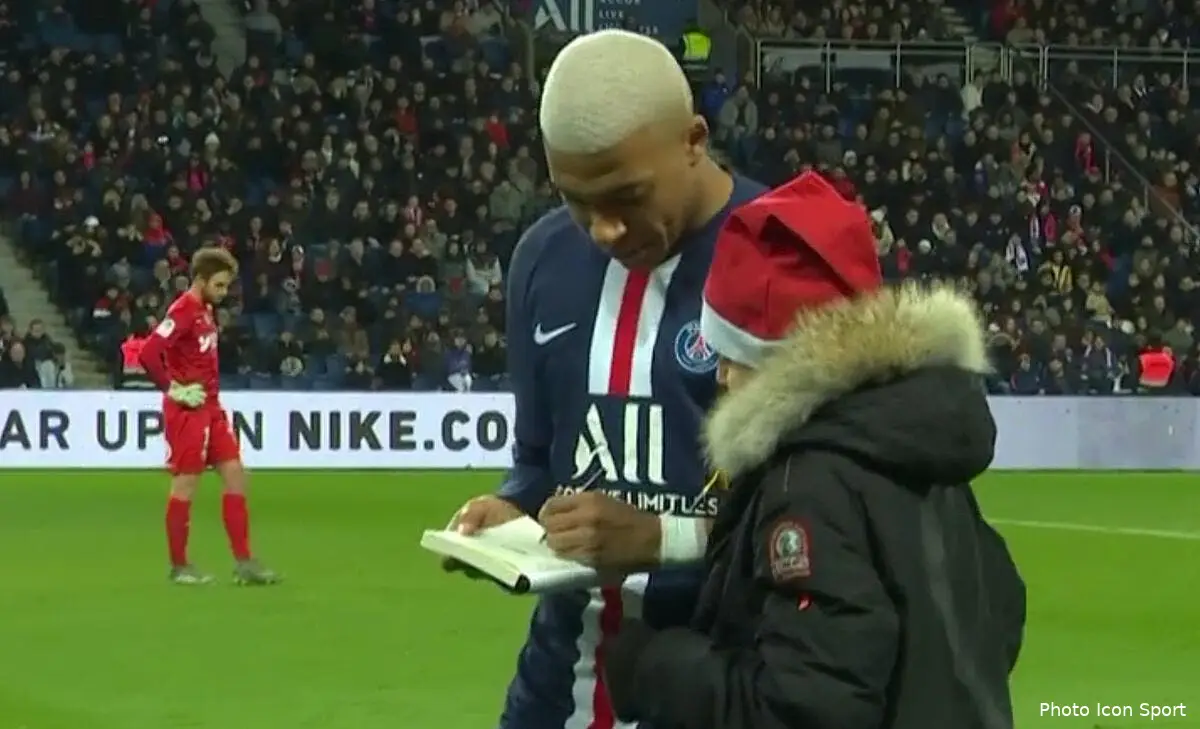 psg il se fait dedicacer un livre par mbappe en plein match mbappe273419