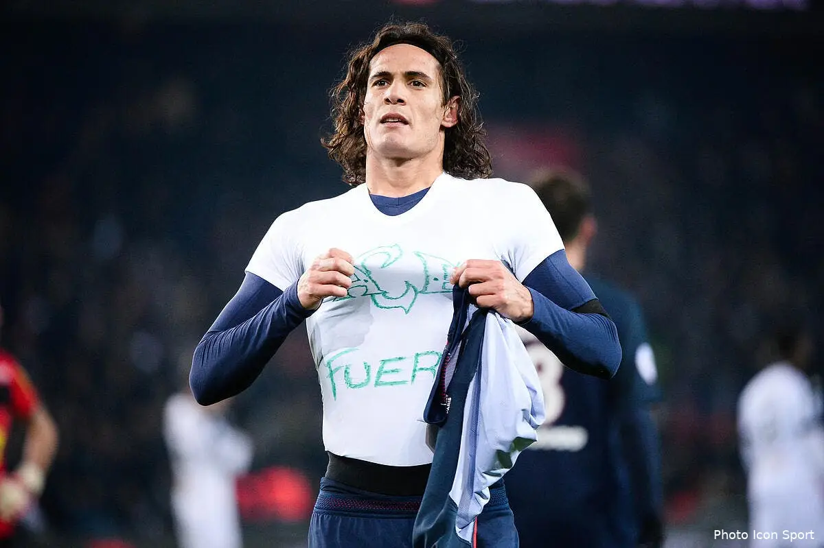 psg l hommage de cavani gache pascal praud ridiculise l arbitre cavani 47162770