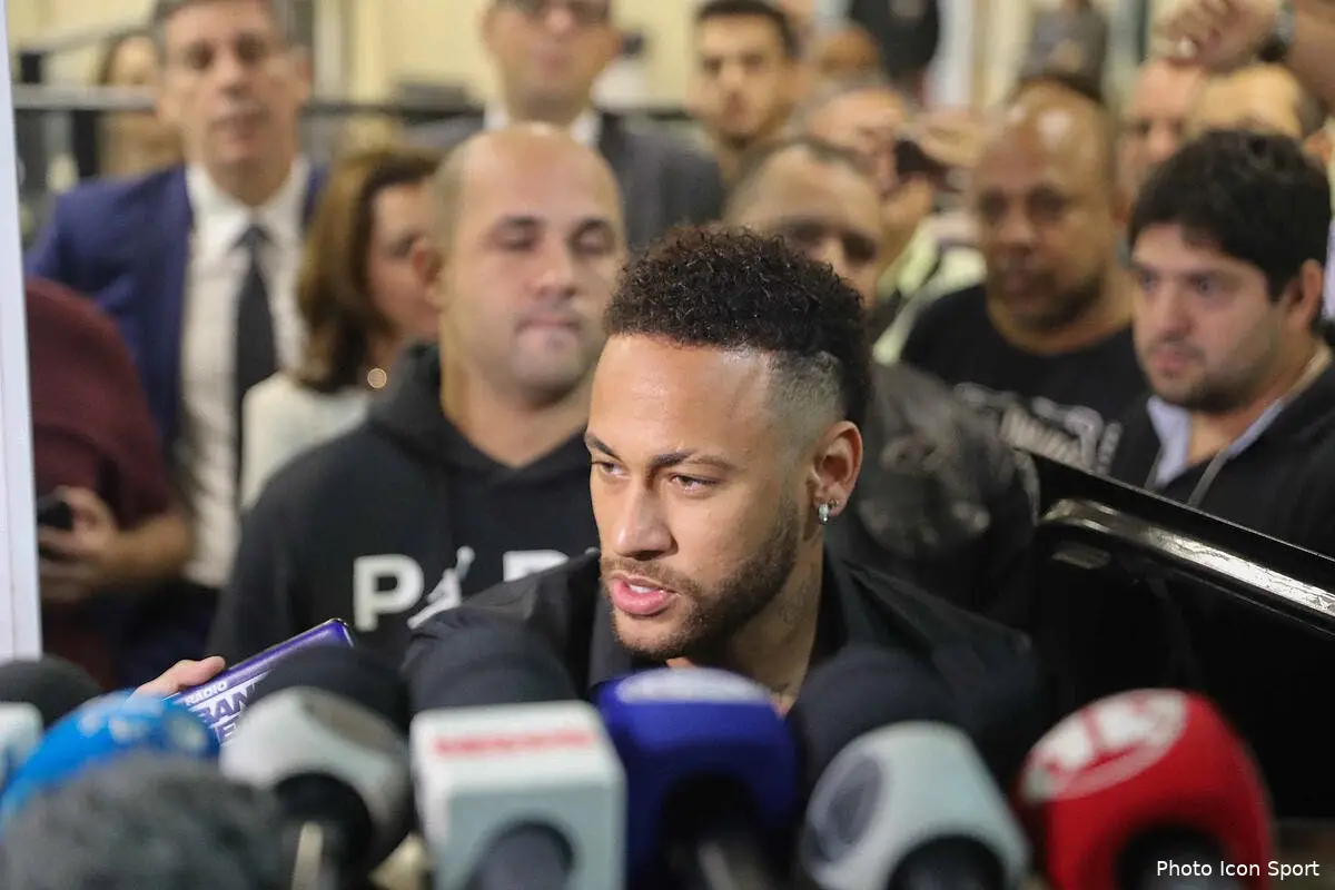 psg neymar ne peut pas rentrer a paris il est deborde icon est 060619 45 02258423