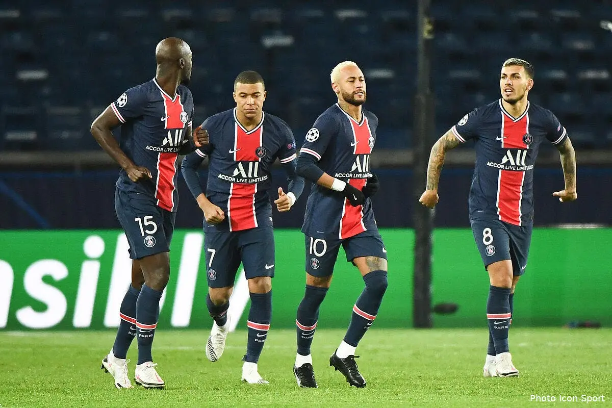 psg paris sur le podium de l1 pierre menes se leve et applaudi psg 81 302485