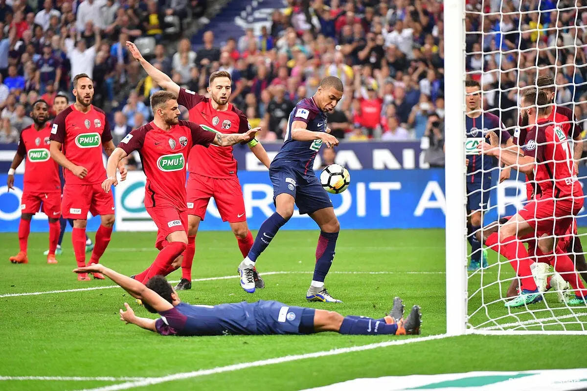 psg trop c est trop riolo explose contre les arbitres francais mbappe 40218337