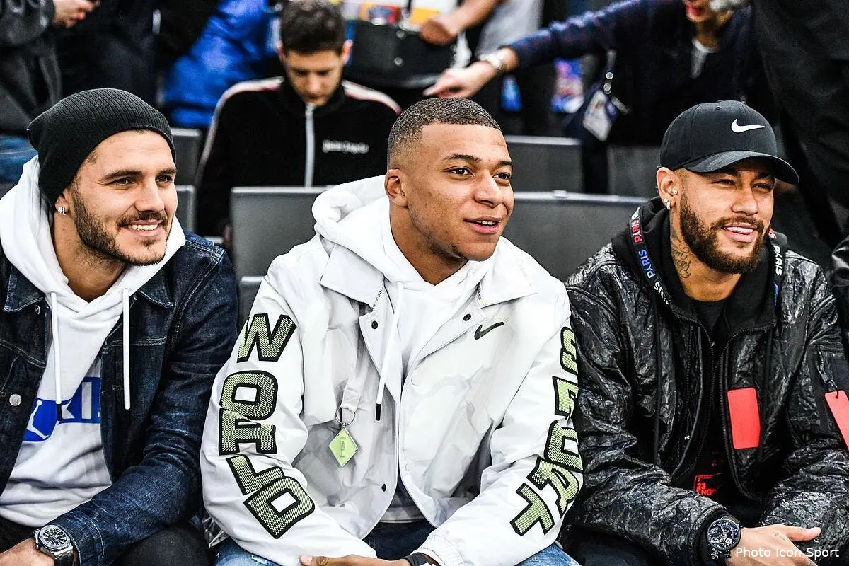 psg willy sagnol cartonne neymar mbappe and cie icon fid 240120 20 79276527