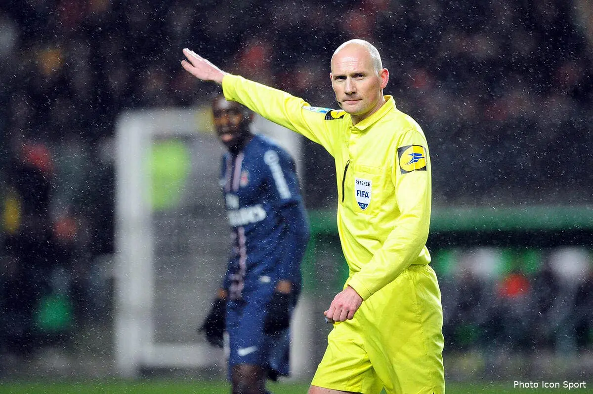 Quand l'arbitre d'ASSE-PSG se fait critiquer par un ancien arbitre