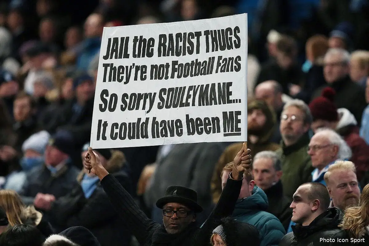 Racisme : Un supporter de Chelsea au CV étonnant s'excuse