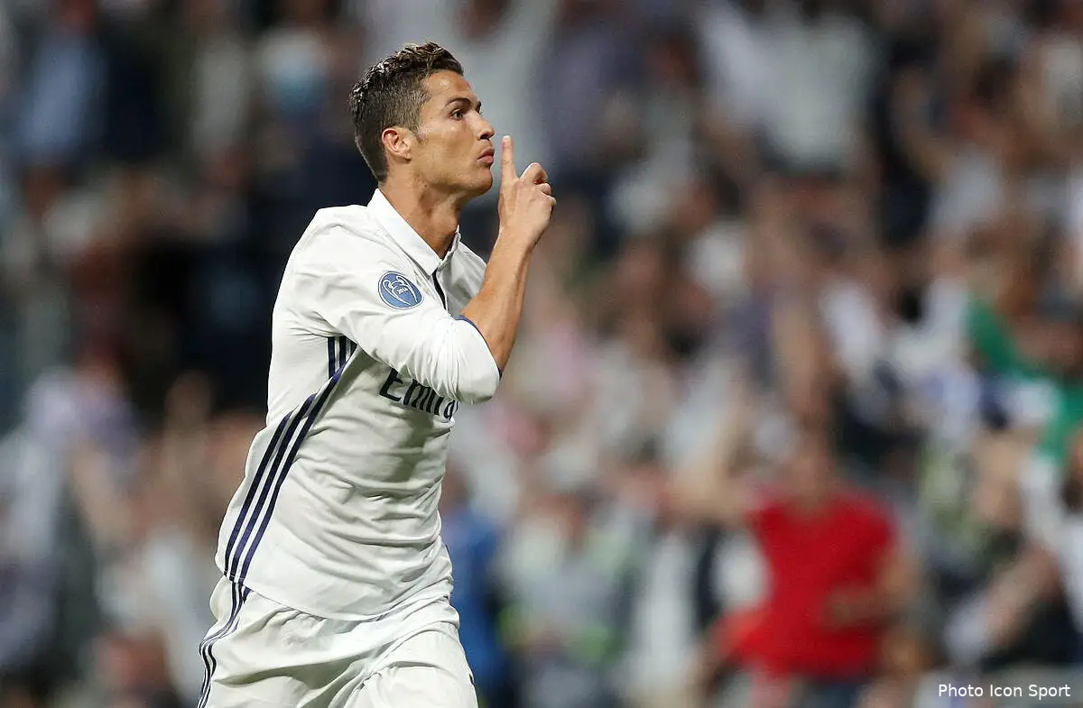 real encore siffle cristiano ronaldo supplie les fans ronaldo 79177236