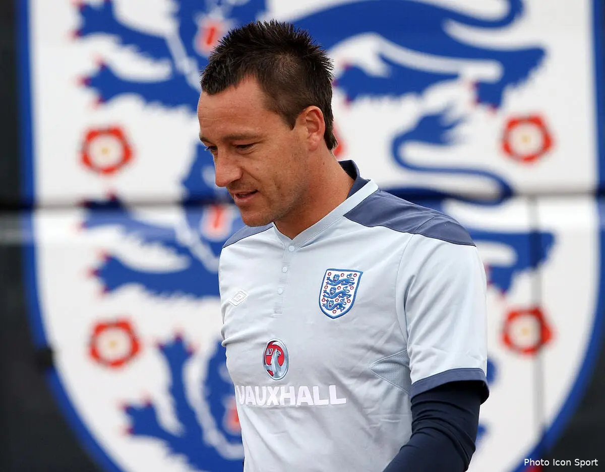 Terry contraint de rendre son brassard de capitaine en Angleterre