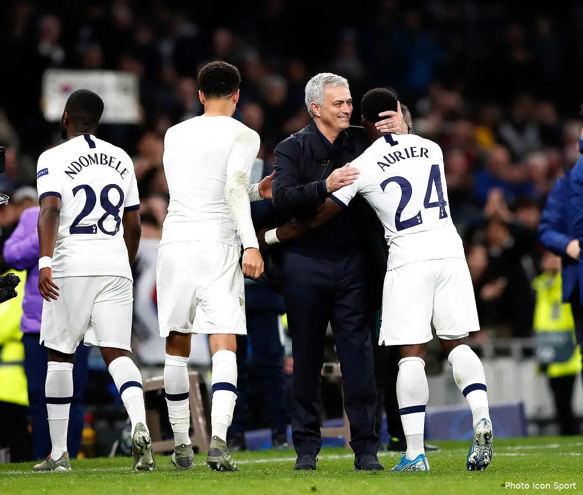 tottenham aurier se prend un periscope en pleine tete par mourinho icon spi 26 dk spurs olympiakos272669