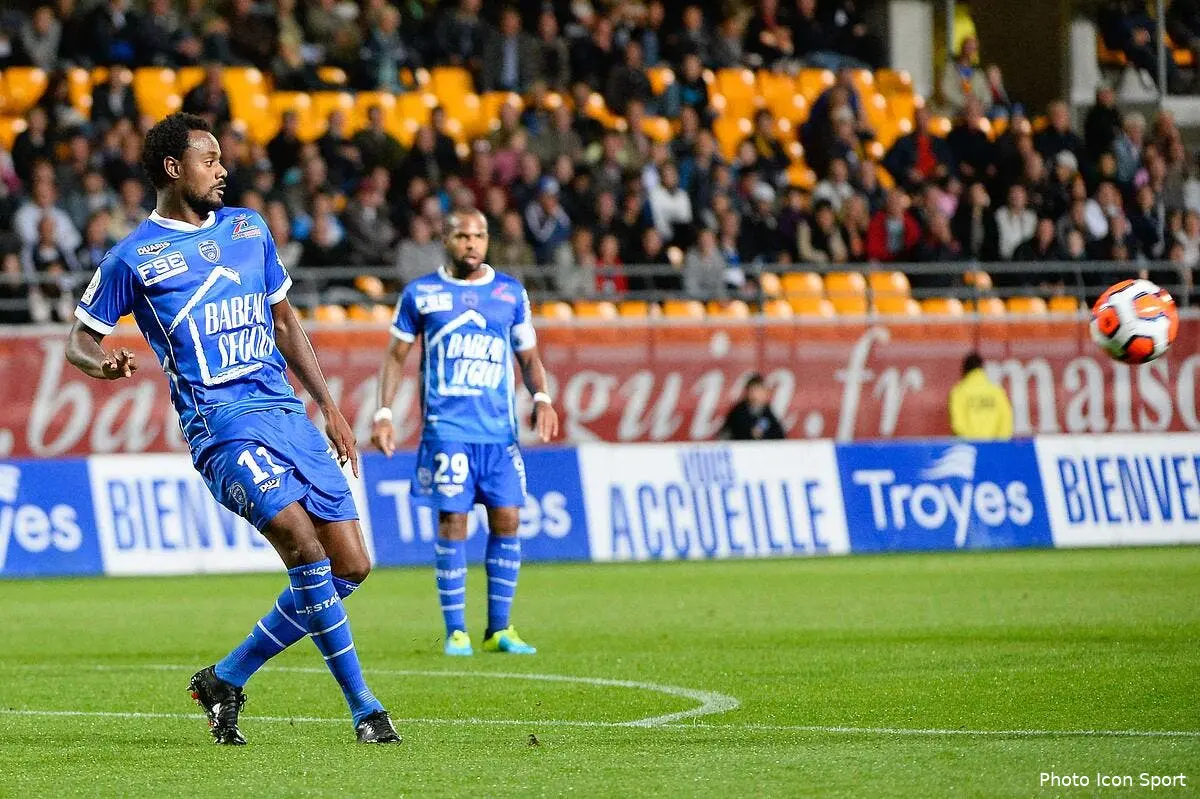 Troyes parfait leader, Châteauroux déjà dans le rouge