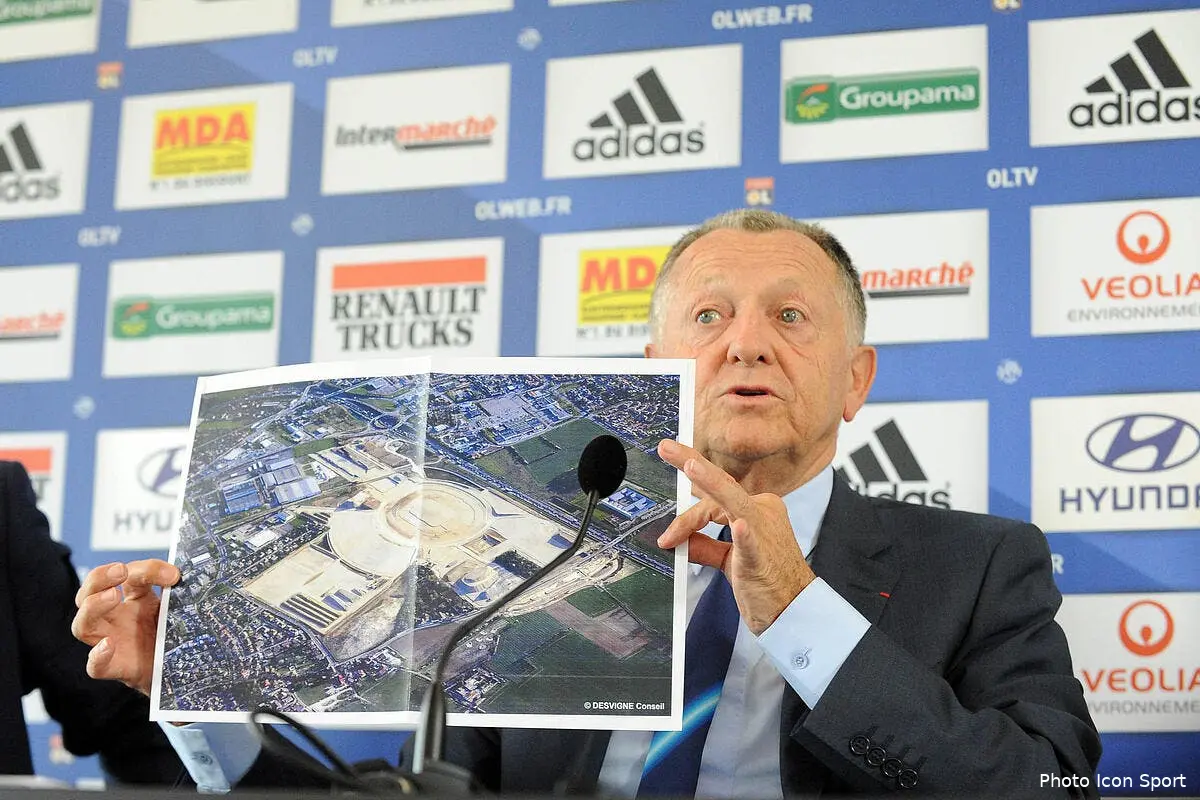 Une petite manif contre le futur grand stade de l'OL