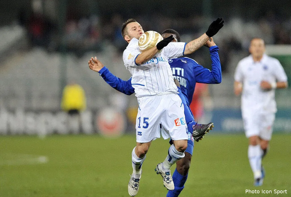 auxerre se decouvre un banc en coupe 61671 11307