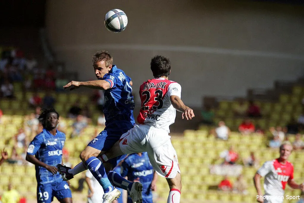 auxerre tombe du rocher et se fait mal 58659 9790