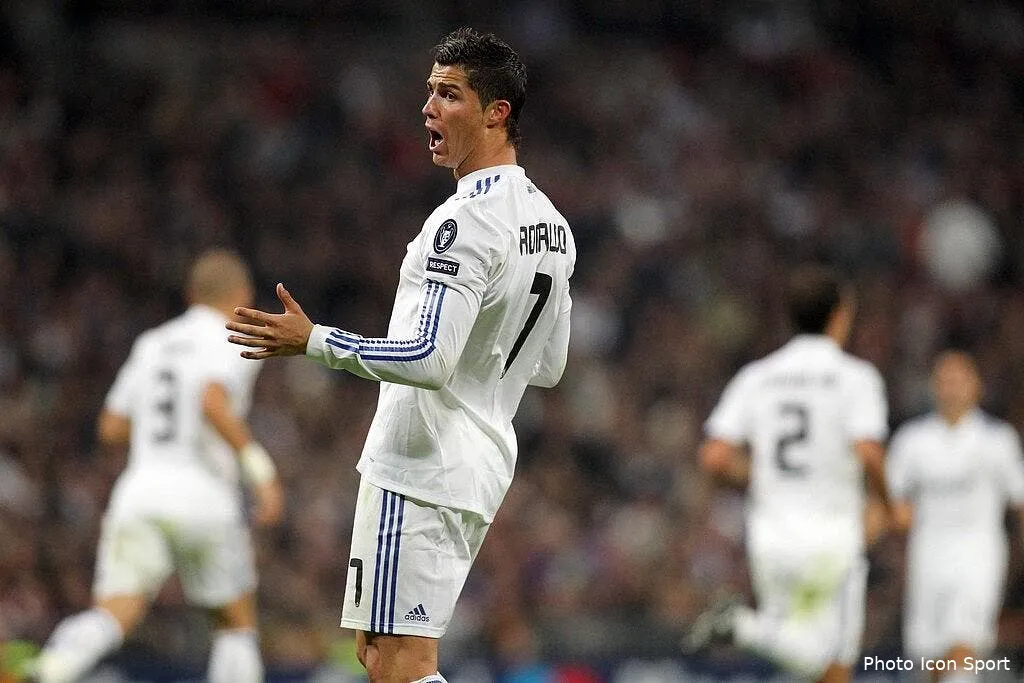 cristiano ronaldo la legende lui tend les bras 62011 11518