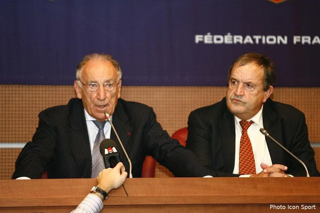 escalettes demissionne mais reste en place 55775 8765