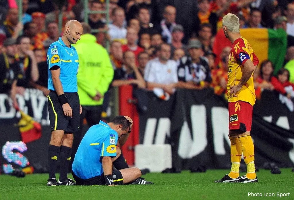 l arbitre assistant de lens lille blesse par une boule de papier 59394 10112