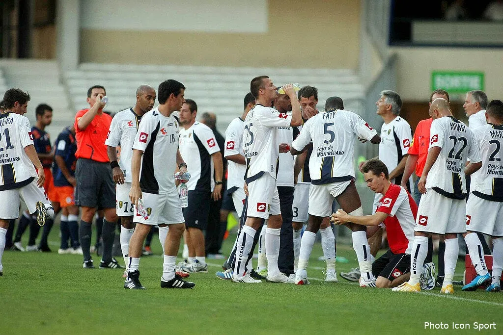 la photo de la soiree la pause boisson en plein match 34526 4950