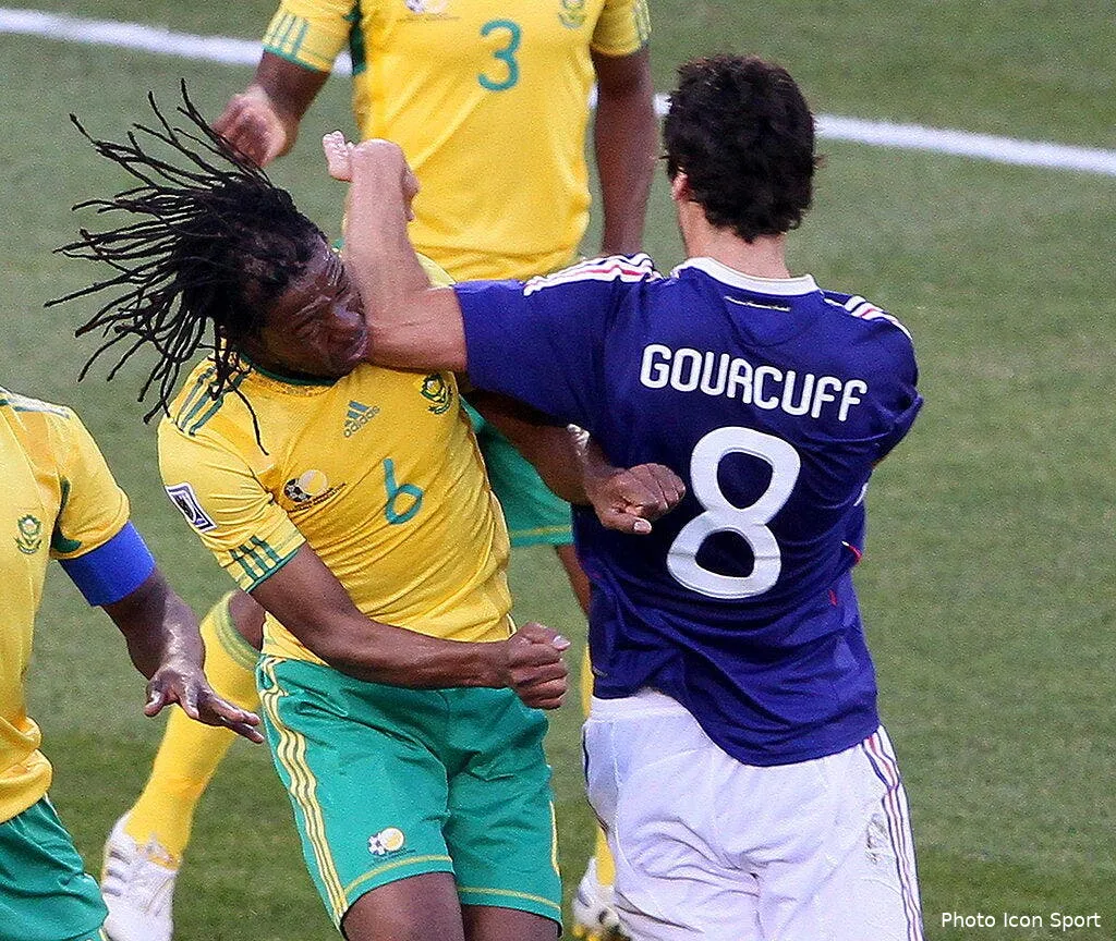 la photo du jour le coup de coude qui fait mal aux bleus 55226 8626