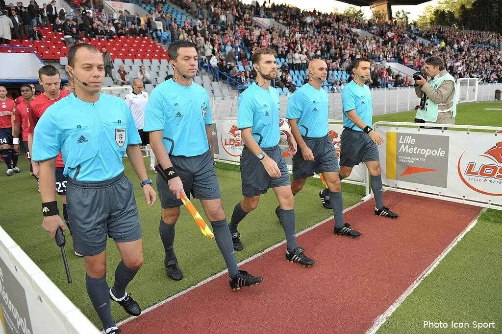 la photo foot du jour cinq arbitres c est parti 36556 5244