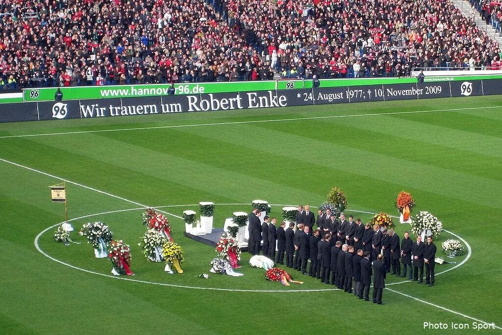 la photo foot du jour le vibrant hommage a robert enke 40862 5952