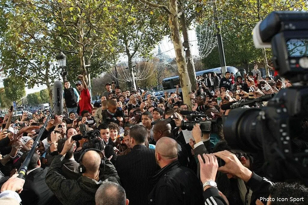 la photo foot du jour messi se paye un bain de foule sur les champs 39494 5715