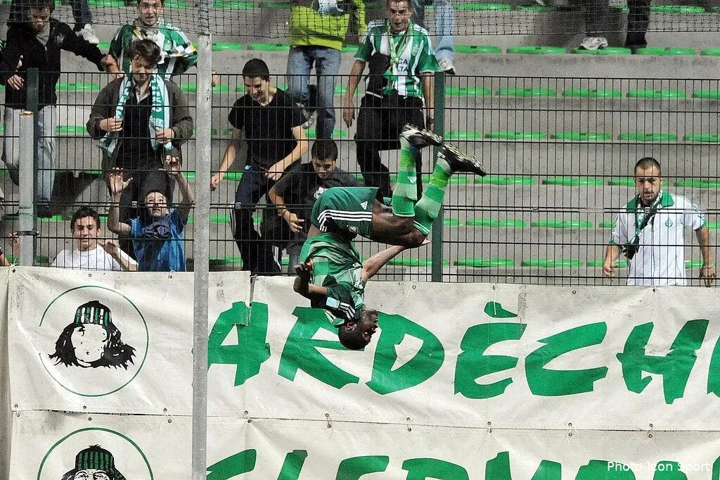 la photo foot du jour sanogo s eclate tout seul 37028 5315