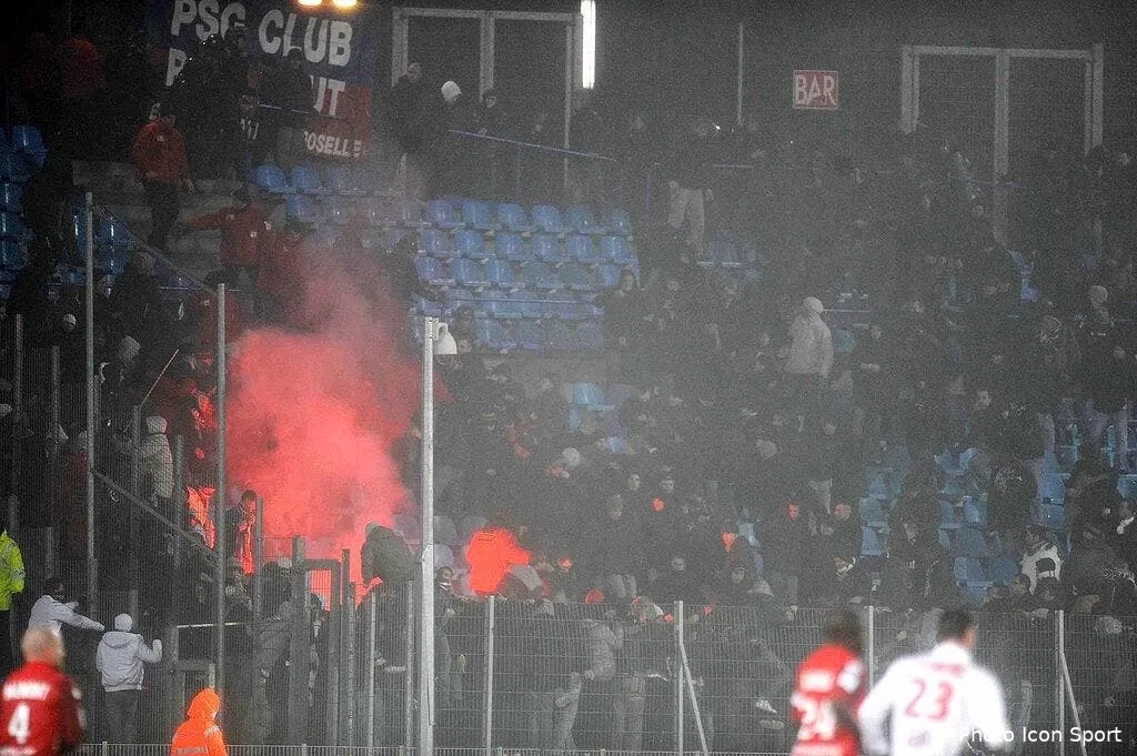 la photo foot les supporters parisiens jouent avec le feu 45042 6704