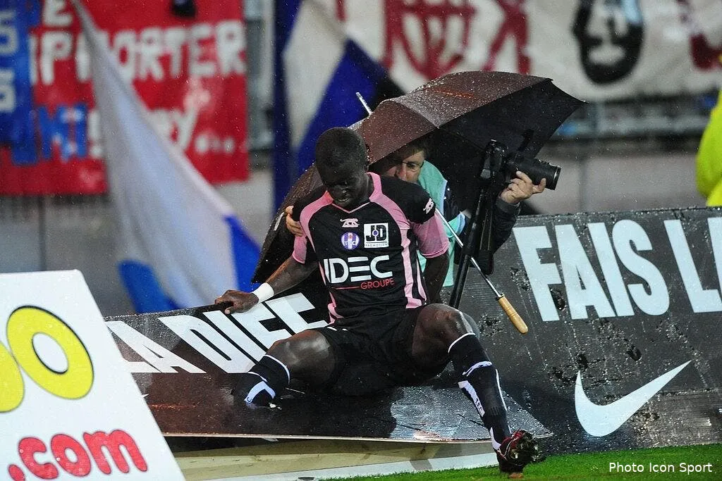 la photo foot toulouse se prend les pieds dans le tapis 42325 6223