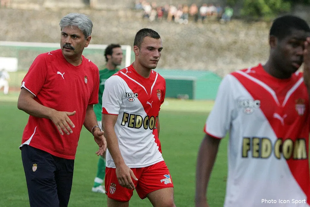 lacombe les jeunes lui tapent sur les nerfs 37680 5411