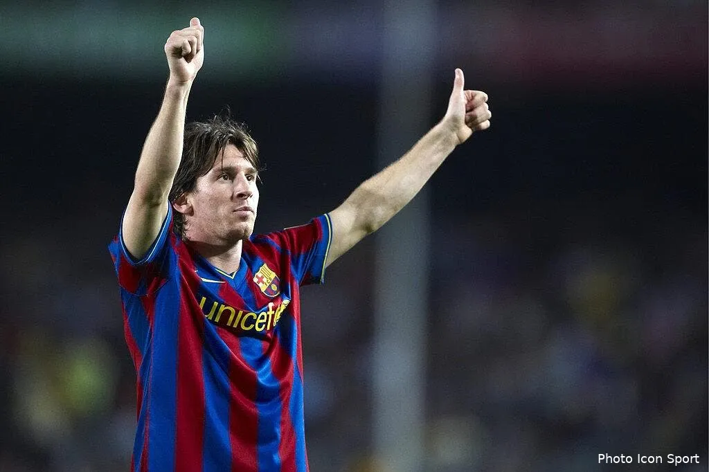 lionel messi un ballon en or entre les pieds 41881 6136