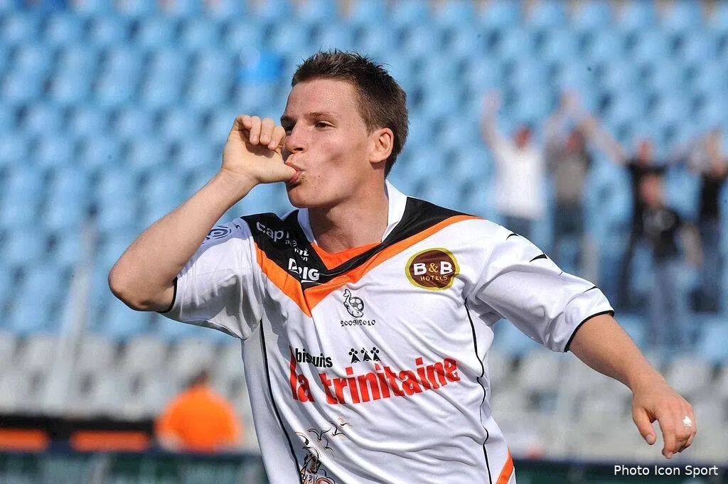 lorient se frotte les mains 33550 4819