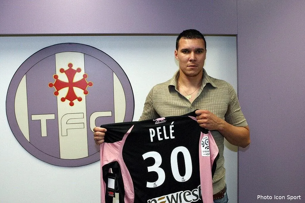 pele signe 4 ans au tfc 30547 4493
