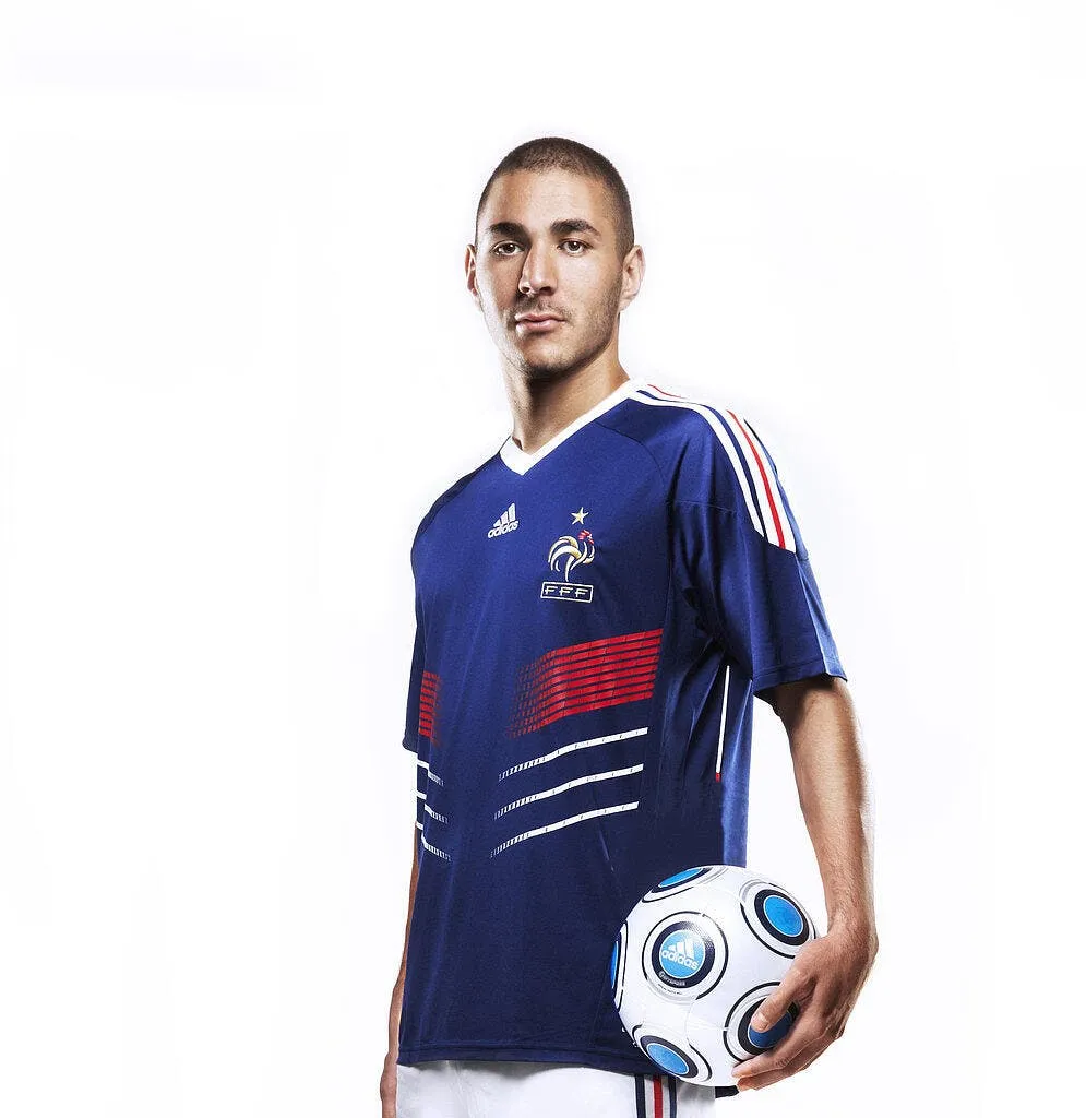 photo du jour benzema presente le nouveau maillot de bleus 40149 5837