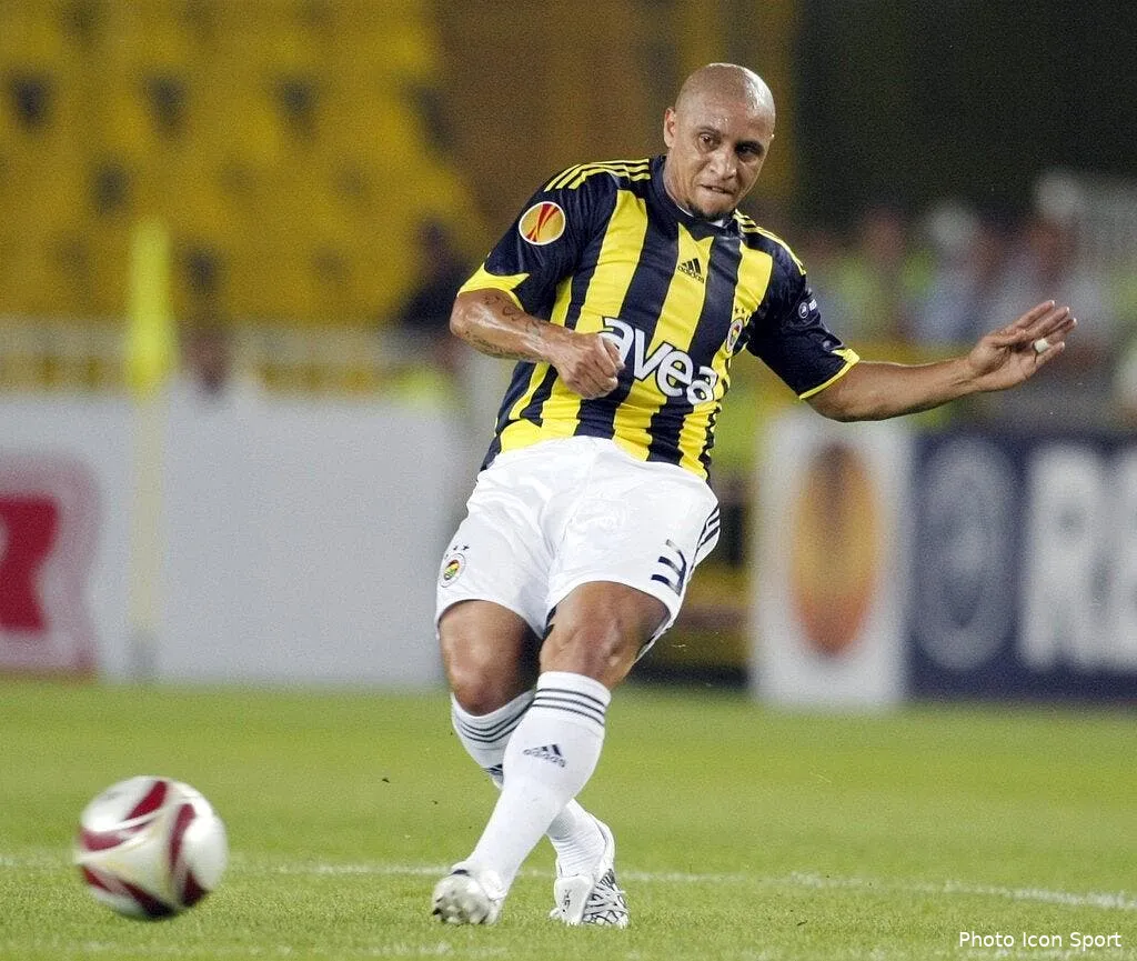 roberto carlos fait du pied au psg 66057 14539