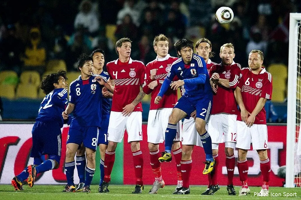 video bendtner fait du coloriage en plein match 55395 8665