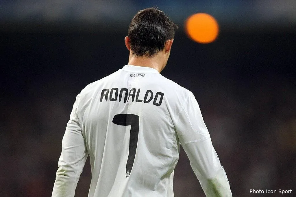 video cristiano ronaldo invente la passe du dos 62288 11681