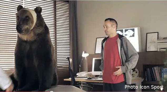 video iniesta un ours lui offre un cadeau signe cristiano ronaldo 64355 13145