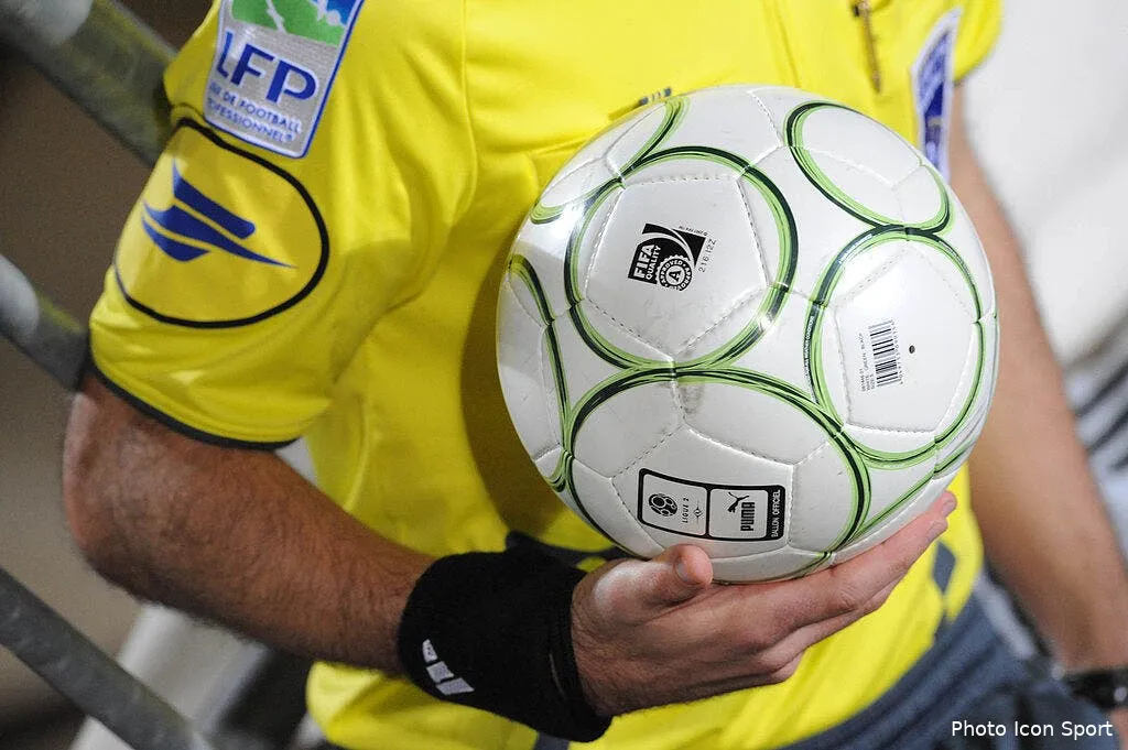 video l arbitre rattrape sa bevue d une talonnade 46794 7016