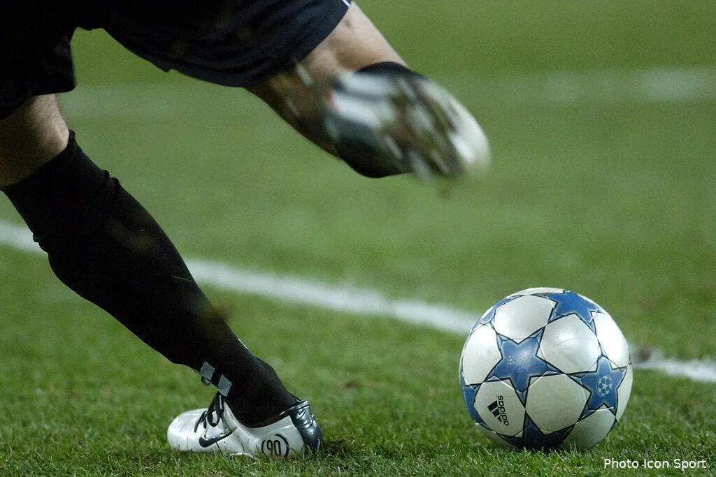 video l attaquant marque encore quand il passe gardien 52634 8109