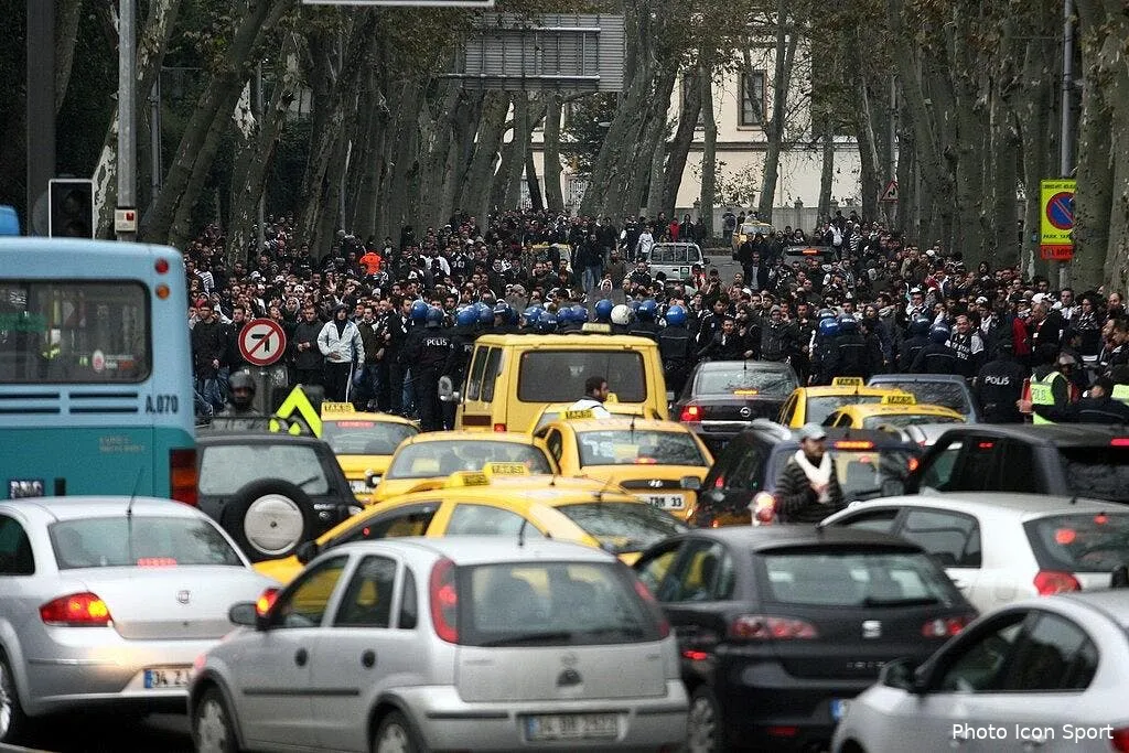 video l incroyable attaque du bus du paok a zagreb 64206 13031