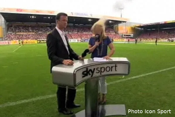 video pan sur la tete pour la consultante de sky 58749 9832