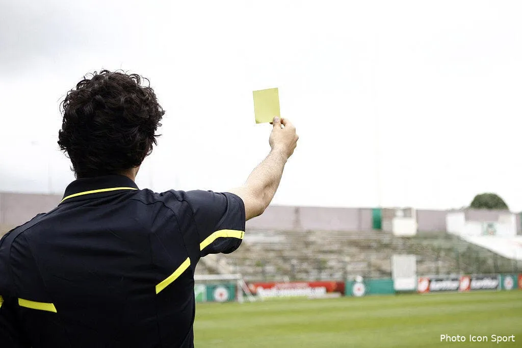 video un arbitre en carton sans ses cartons 56594 8957