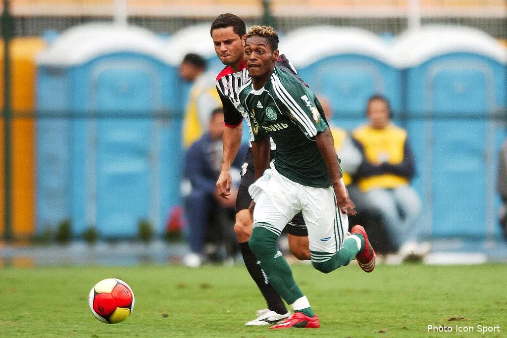 video un but en reprise de volee du milieu de terrain facile 42066 6166