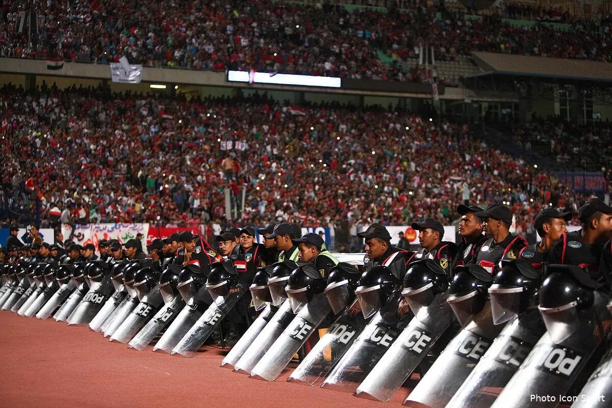 19 morts devant le stade l egypte arrete son championnat iconsport pho 151114 08 16103859