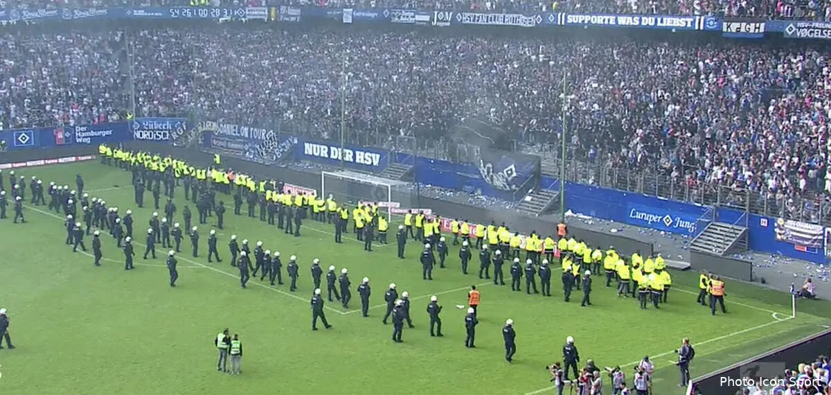 all la descente de hambourg provoque le chaos dans le stade bundesliga218631
