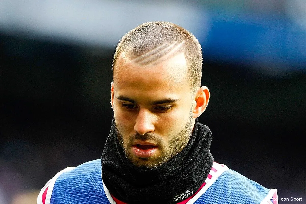 ancelotti tente de calmer la colere d un attaquant du real jese109781