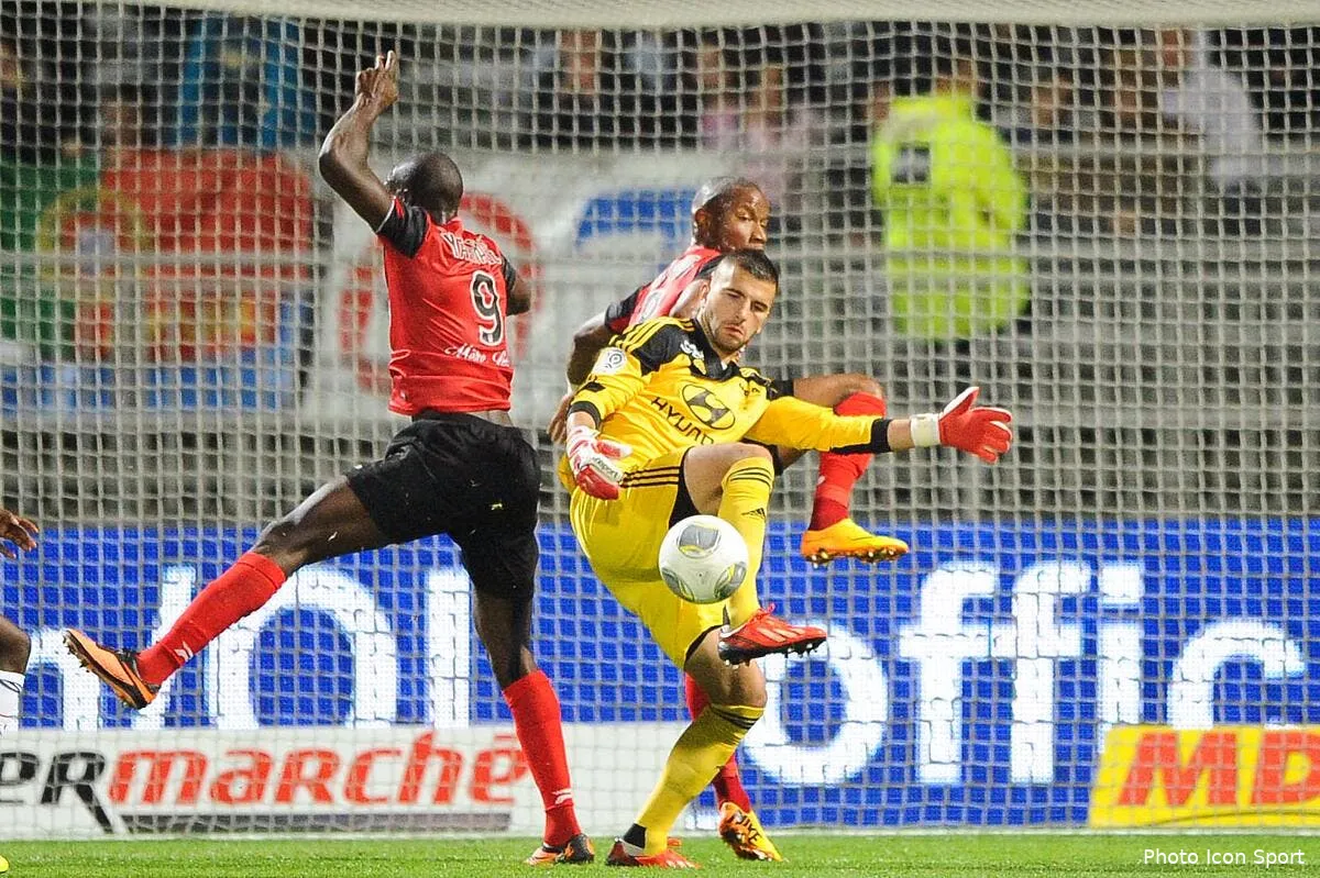 anthony lopes titulaire avec l ol en europa league iconsport jpt 021113 02 0671831