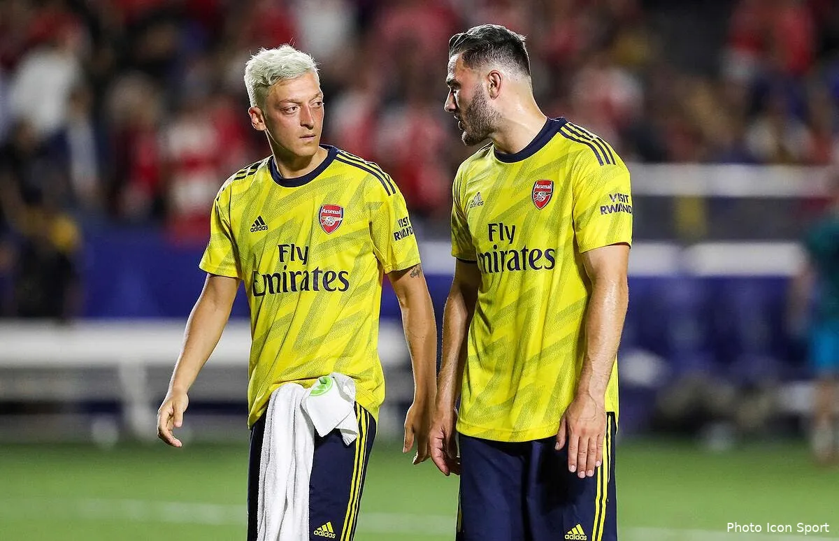 arsenal kolasinac sort ozil d un incroyable guet apens a londres icon 122449439259711