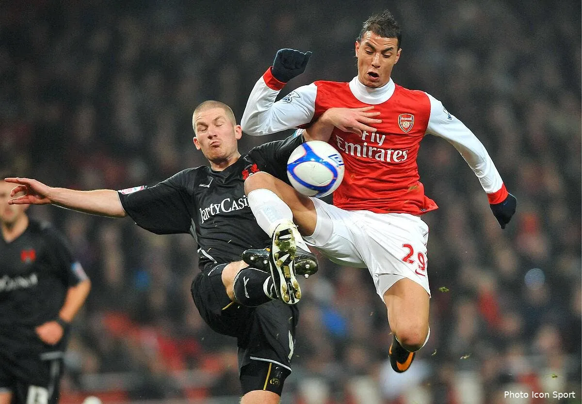arsenal raccompagne chamakh et squillaci vers la sortie iconsport win 020311 05 3727154