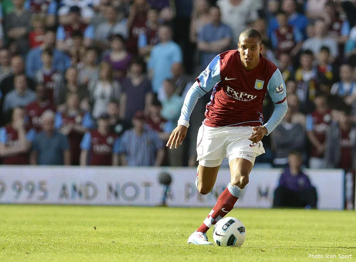 ashley young signe a manchester united iconsport spi 100411 06 2421094