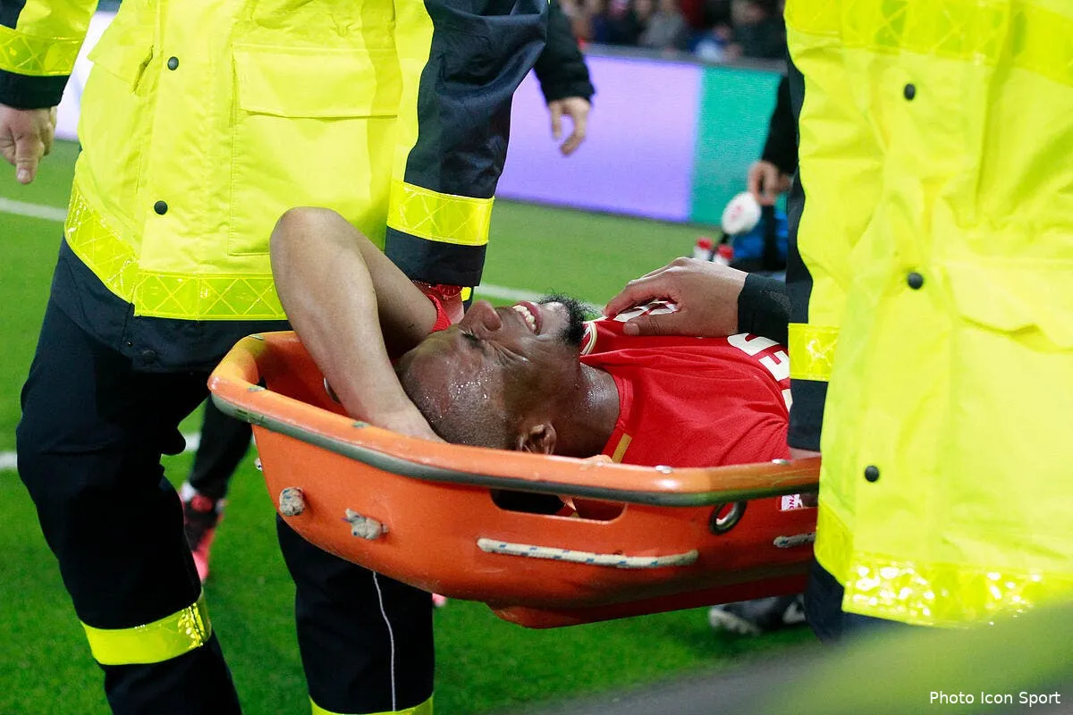 asm blesse contre le psg sidibe a senti une vive douleur au genou iconsport icon fid 150418 01 15215915